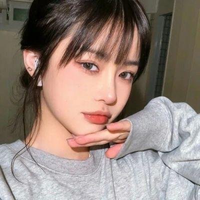 某影后之女豪车代步炫富，评论区两极分化，深夜引热议